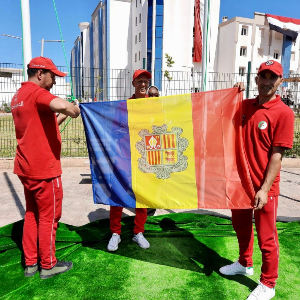 La costum en tots els jocs és que el Major, responsable del village i després de pujar la bandera d'Andorra i d'escoltar el nostre himne Nacional rebi un detall de cada País. El nostre cap de missió ha portat un llibre d'en Jaume Riba que s'ha dedicat a retratar la vida a Andorra. Tot i que en Jaume és enginyer civil la seva vocació ha estat fotografiar Andorra, la seva terra i els seus homes i dones. @cojm2022 #oran2022 #oran_au_coeur #JMOran2022 #وهرانفيالقلب #Oran_au_coeur #andorra #andorre🇦🇩 #jocsdelmediterrani @silviariva79 - @andbank_and * I el membre del país organitzador ens diu, bé li diu al nostre cap de missió que coneix Pas de la Casa