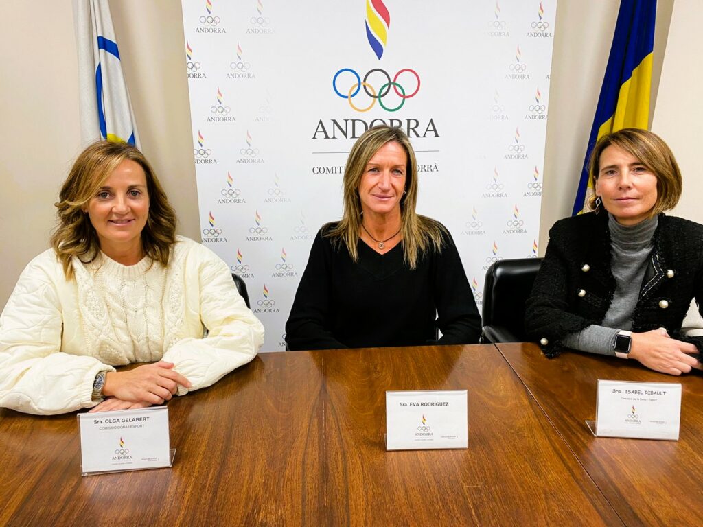 Presentació de la Comissió de Dona i Esport a les mans d'Eva Rodríguez presidenta de la comissió amb les vocals Olga Gelabert (esquerra) i Isabel Ribault (dreta).  